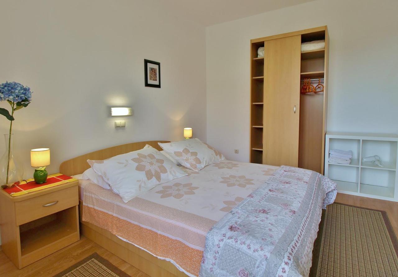 Apartments Eufemija Rab Town Bagian luar foto