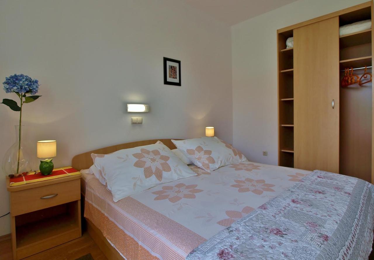 Apartments Eufemija Rab Town Bagian luar foto